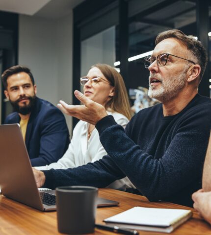 Mature,Manager,Leading,A,Discussion,With,His,Team,In,A