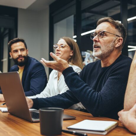 Mature,Manager,Leading,A,Discussion,With,His,Team,In,A